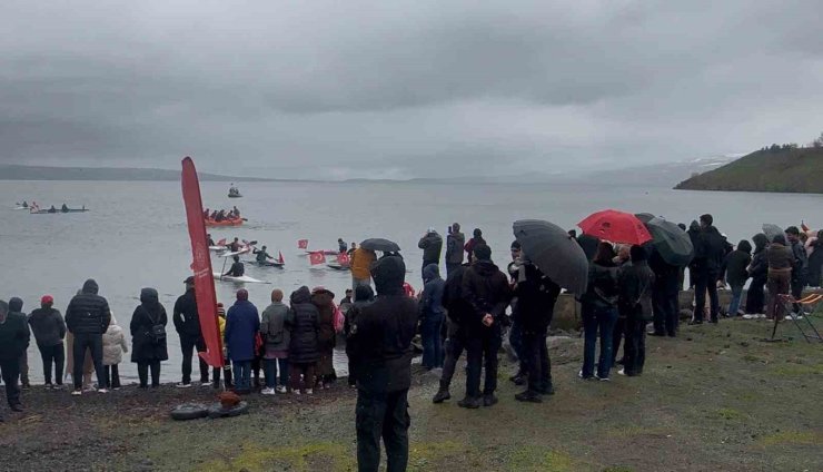 Çıldırlı çocuklar 19 Mayıs’ta yaptığı su sporları gösterisi nefes kesti