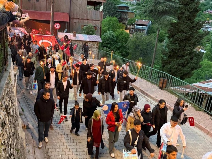 Kemaliye’de 19 Mayıs coşkusu fener alayıyla yaşandı