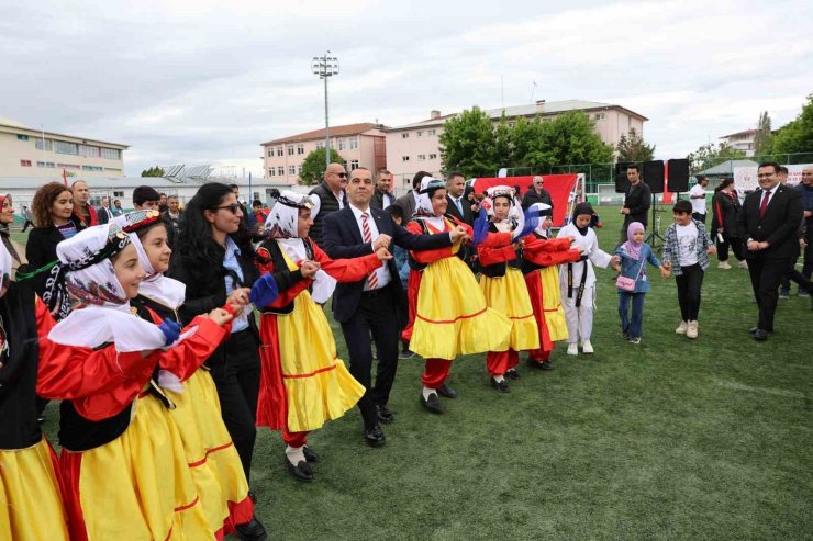 Vali Taşolar Kafkas oynadı, halay çekti