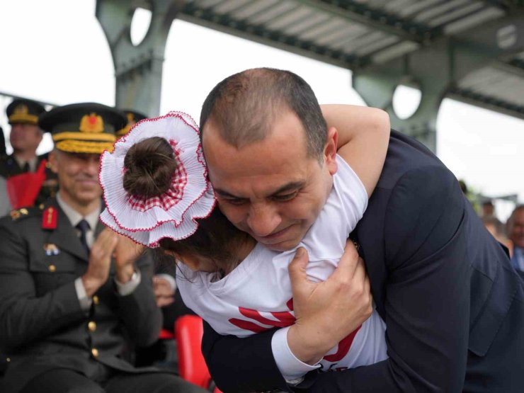 Iğdır’da 19 Mayıs coşkusu: Minik öğrencinin valiye bayrak hediyesi yüzleri gülümsetti