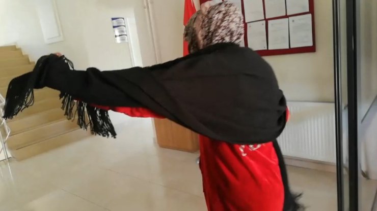 Pişkin dilenci "Çek abi çek" dedi, zabıta müdürlüğüne oynayarak girdi