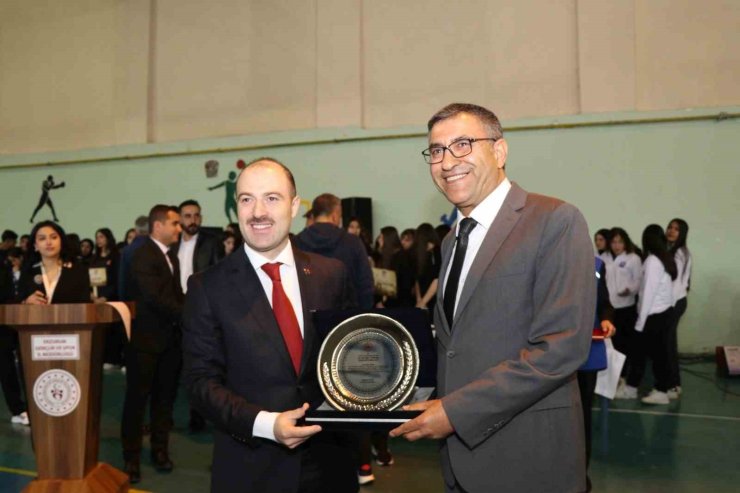 Hasan Oğuz’a anlamlı plaket