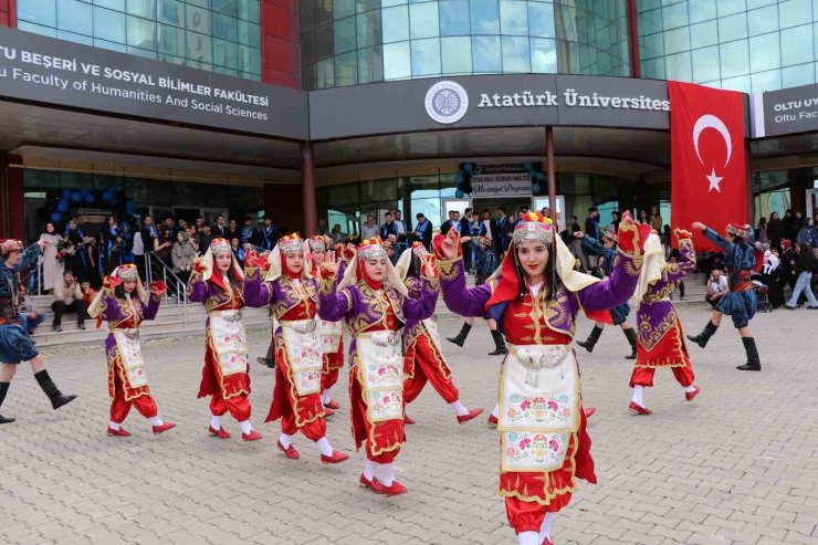 Oltu’da üniversitelilerin mezuniyet coşkusu