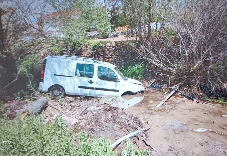 Kontrolden çıkan araç sulama kanalına savruldu: 1 yaralı