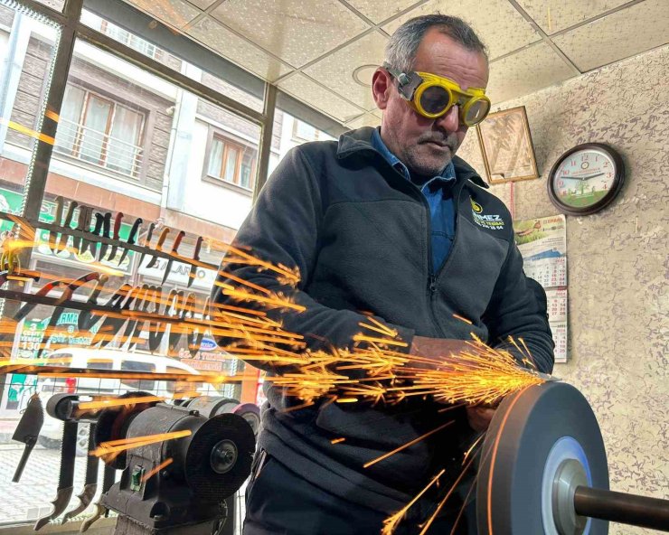 Van’da bıçak bileme ustalarının yoğun bayram mesaisi