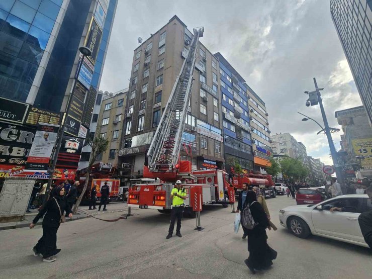 Elazığ’da iş merkezinin çatısında yangın paniği