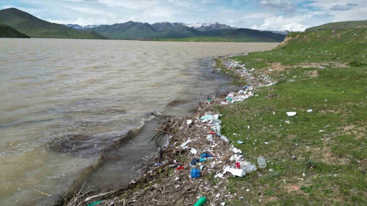 Koçköprü Barajı’nda atıklar tehlike saçıyor