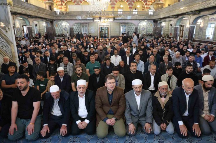 Bayram namazında camiler doldu