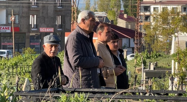 Yüksekova’da vatandaşlar bayram namazı sonrası mezarlıklara akın etti