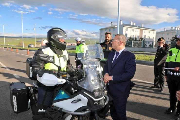 Kars Valisi Ziya Polat’tan bayram mesaisindeki polis ekiplerine ziyaret