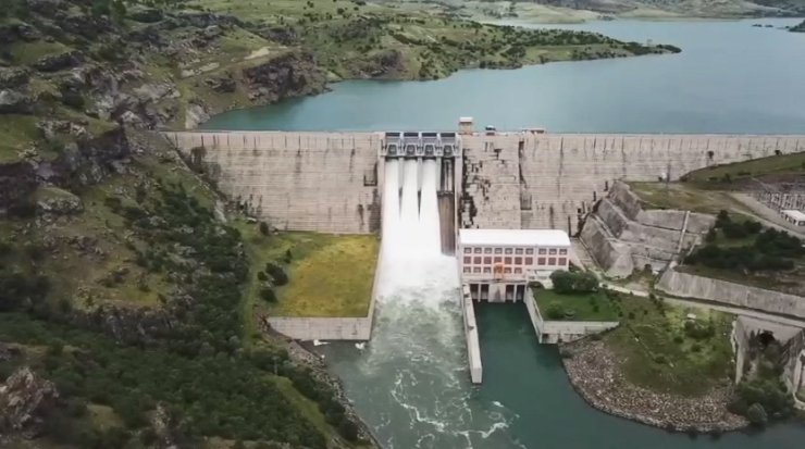Elazığ’da bir barajın daha kapakları açıldı