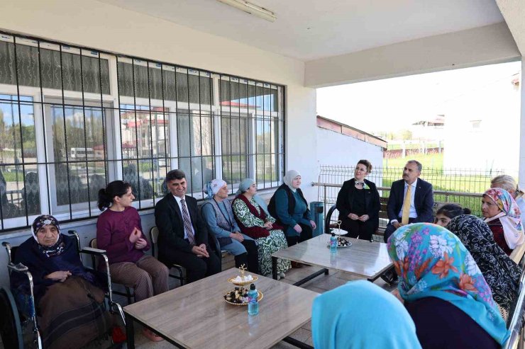 Ağrı Valisi Bozkurt’tan bayramda şehit aileleri, gazi, çocuklar ve huzurevi sakinlerine ziyaret