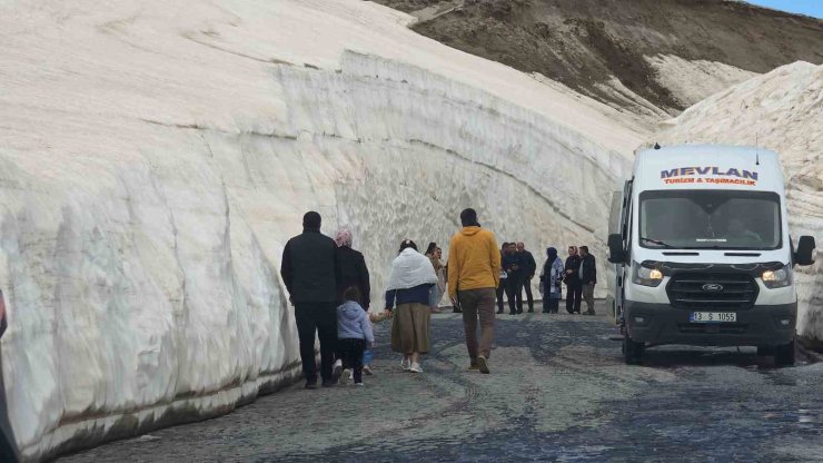 Nemrut’taki 10 metrelik kar tünellerine yoğun ilgi
