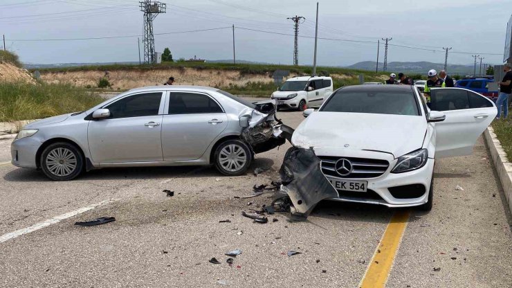 Elazığ’da otomobiller çarpıştı: 1’i hamile 4 yaralı