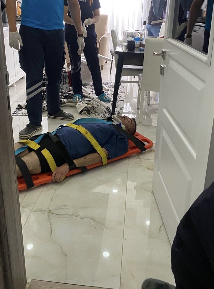 Evinde düşerek yaralanan şahıs ekiplerin yardımıyla hastaneye kaldırıldı