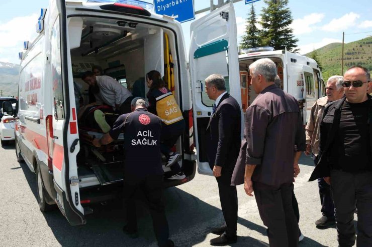Elazığ’da otomobil aydınlatma direğine çarptı: 1’i bebek 4 yaralı