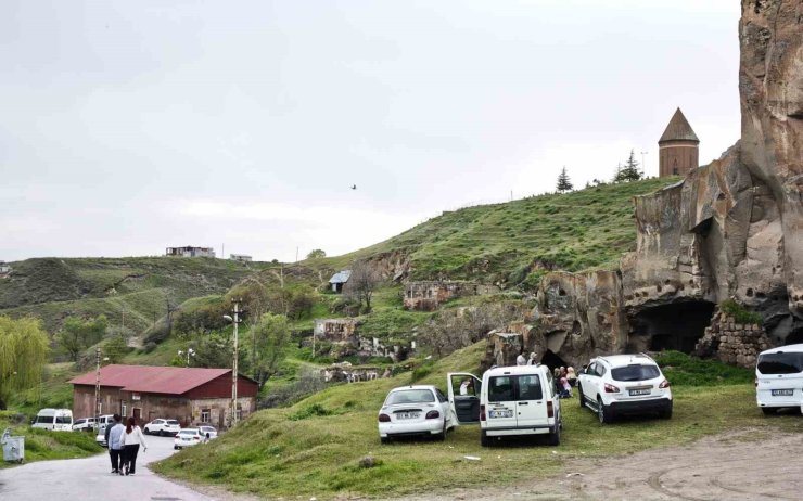 Ahlat’ın tarihi ve doğal güzelliklere bayram ilgisi