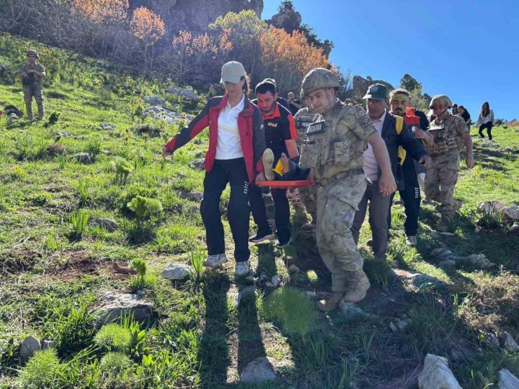Dağlık alanda düşerek yaralan şahsı ekipler kurtardı