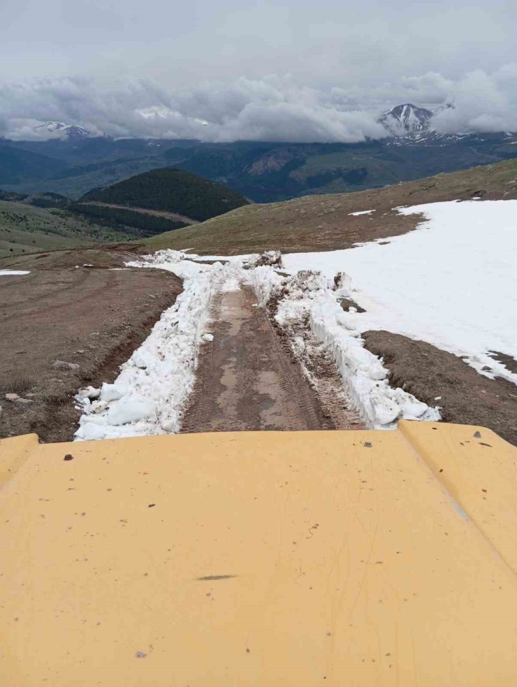 Karla kaplanan yayla yolunu belediye ekipleri açtı