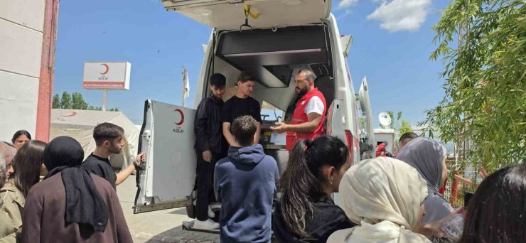 Muşlu öğrencilerden Kızılay’a ziyaret