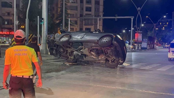 Elazığ’da otomobille çarpışan araç yan yattı: 11 yaralı