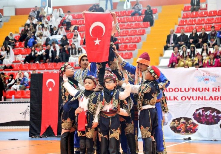 923 öğrenci, 67 ekip, 50 okul: Kars’ta Halk Oyunları Şenliği’nde ter döktü