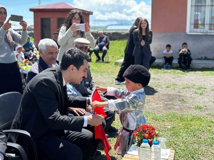 Kars’ta köy ilkokulunda yıl sonu coşkusu