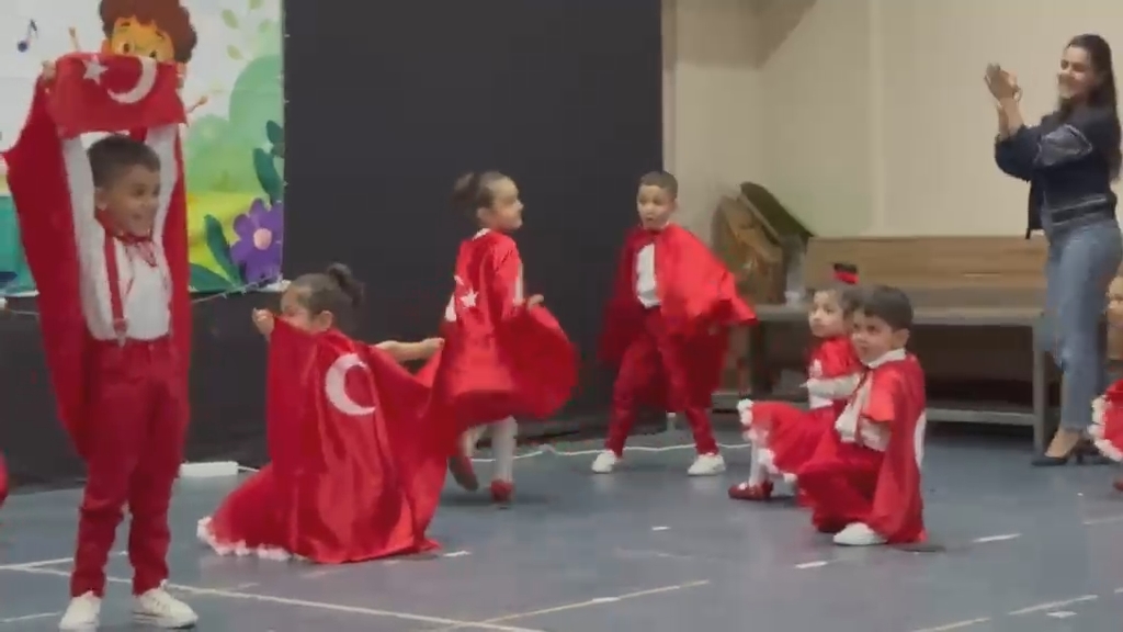 karsta-miniklerin-ilk-karne-heyecani-turk-bayrakli-gosteri-duygulandirdi-10.jpg