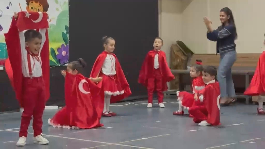 karsta-miniklerin-ilk-karne-heyecani-turk-bayrakli-gosteri-duygulandirdi-11.jpg