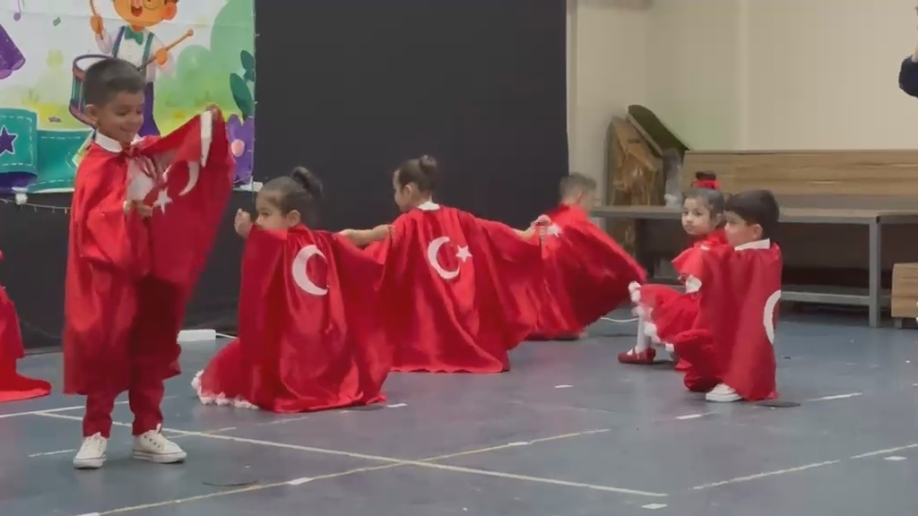 karsta-miniklerin-ilk-karne-heyecani-turk-bayrakli-gosteri-duygulandirdi-7.jpg