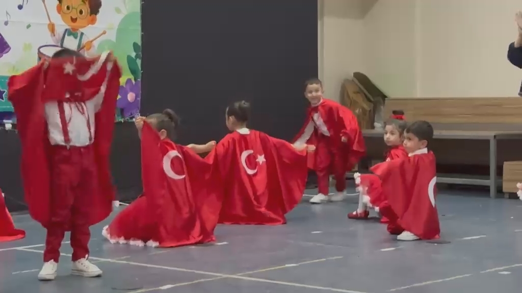 karsta-miniklerin-ilk-karne-heyecani-turk-bayrakli-gosteri-duygulandirdi-8.jpg
