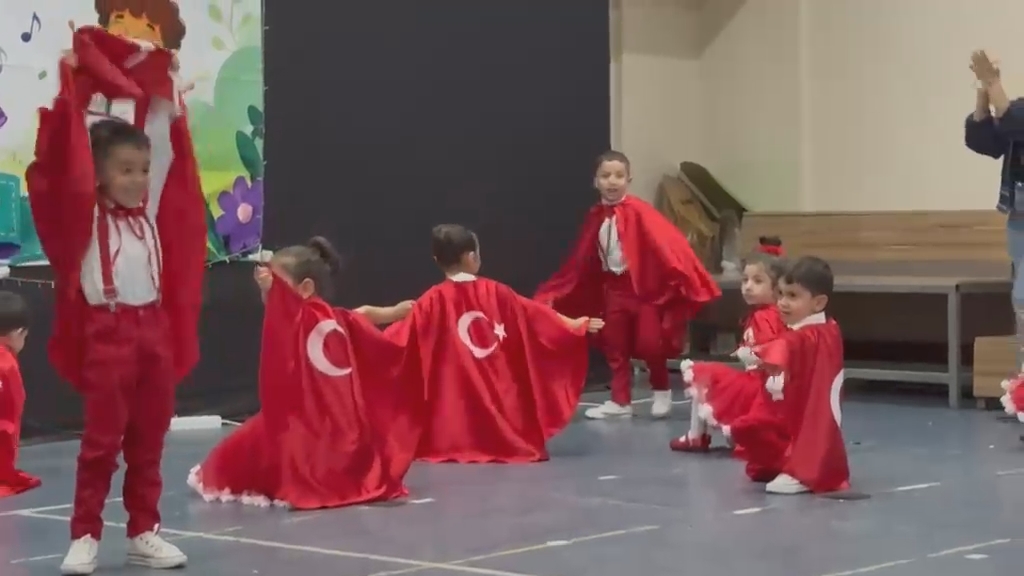 karsta-miniklerin-ilk-karne-heyecani-turk-bayrakli-gosteri-duygulandirdi-9.jpg