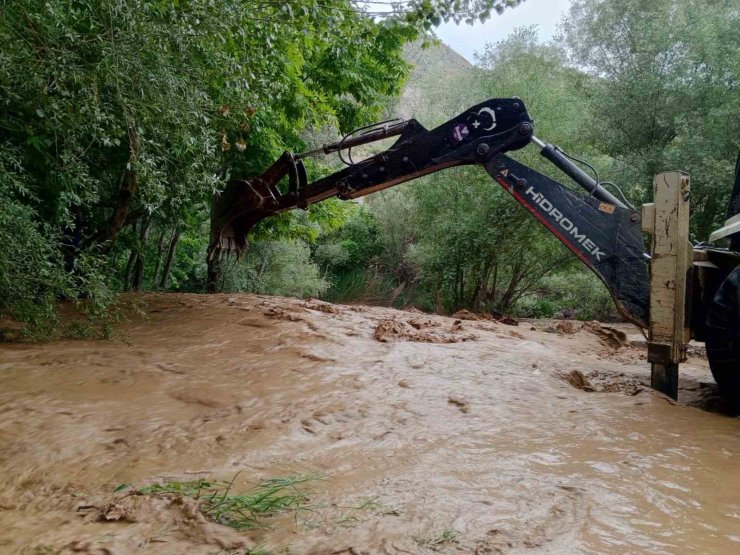 Malatya’da Kozluk Çayı taştı, yürüyüş rotaları su altında kaldı