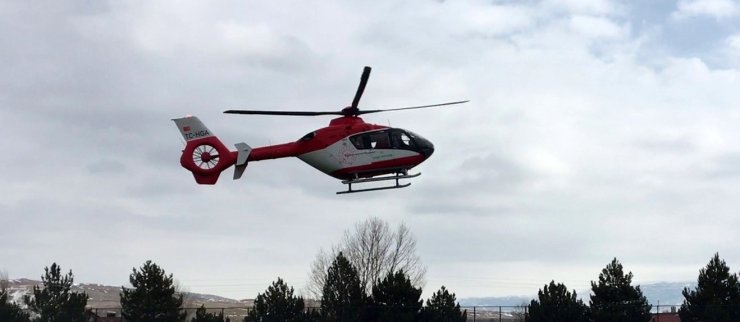 Nefes darlığı yaşayan hasta ambulans helikopterle Erzincan’a sevk edildi