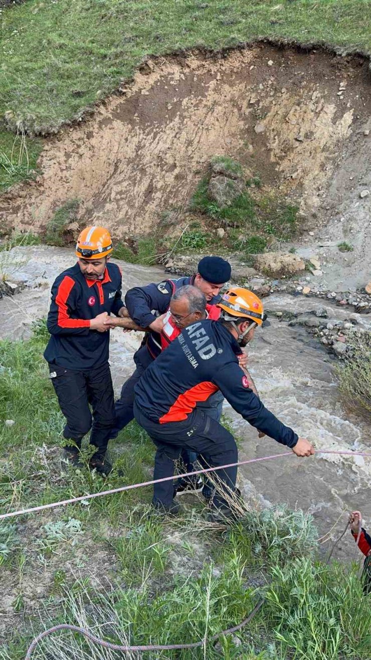 Erzurum’da mantar toplarken mahsur kalan çift kurtarıldı