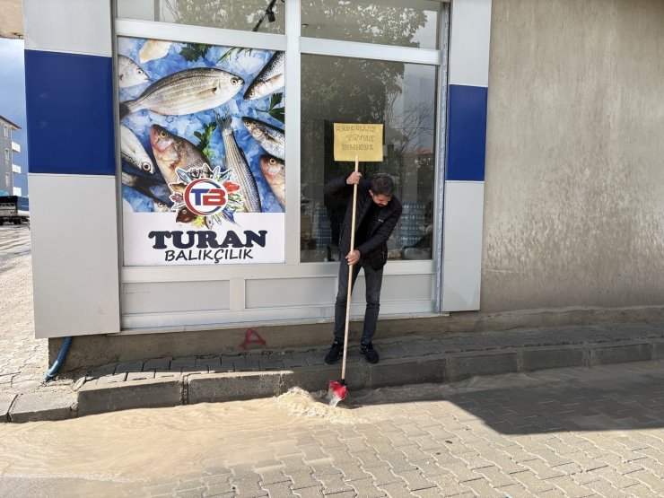 Diyadin’de sağanak yağış sonrası su birikintileri oluştu