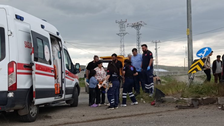 Kars’ta 2 araç çarpıştı: 3’ü çocuk 5 kişi yaralandı