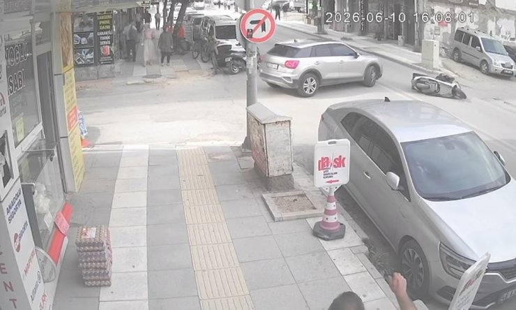 Kontrolsüzce yola çıkan otomobil kazaya neden oldu