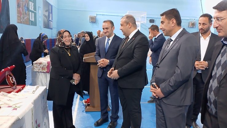 Çat’ta Halk Eğitim Merkezi yıl sonu sergisine büyük ilgi