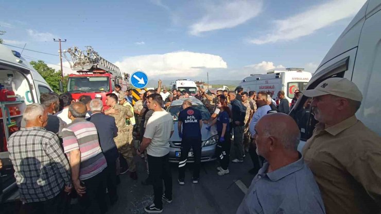 Muradiye’de otomobil ile minibüs çarpıştı: 5 yaralı
