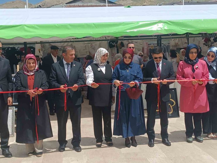 Özalp Halk Eğitim Merkezi Müdürlüğünün yılsonu sergisi yoğun ilgi gördü