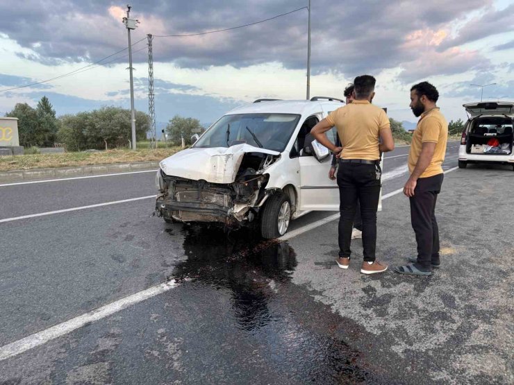 Lastiği patlayan araç refüjdeki direği devirdi: 1 yaralı
