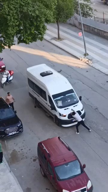 Önünü kestiği yolcu minibüsünü yumrukladı