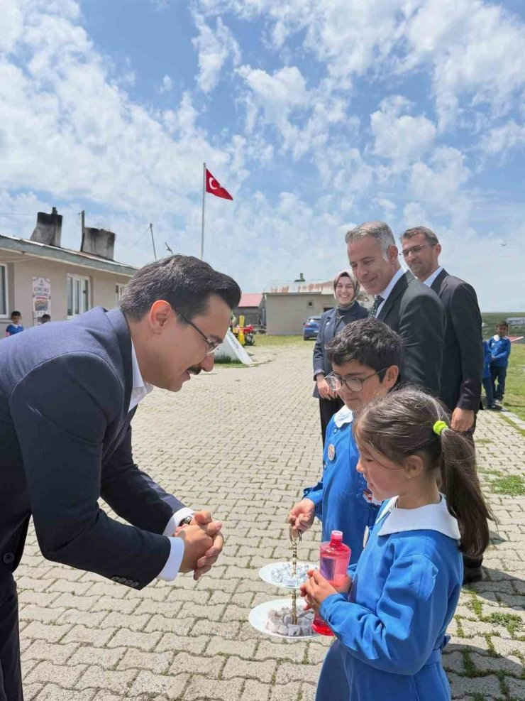 Akyaka Kaymakamı İsmail Demirtaş’tan köy okullarına yakın ilgi