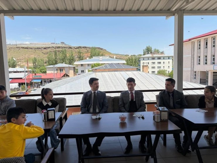 Digor Kaymakamı Ahmed Tayyib Kahraman’dan minik tiyatroculara anlamlı destek