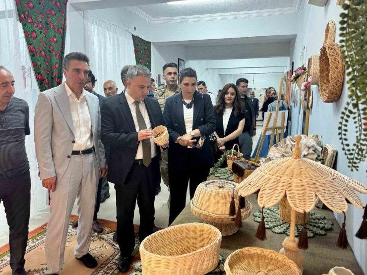 Üzümlü’de Halk Eğitim kursiyerlerinin el emeği eserleri sergilendi