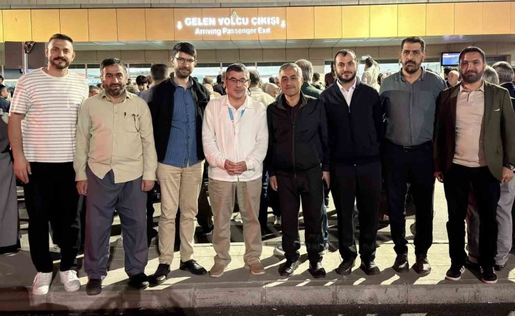 Kutsal topraklardan dönen hacılar Van’da coşkuyla karşılandı