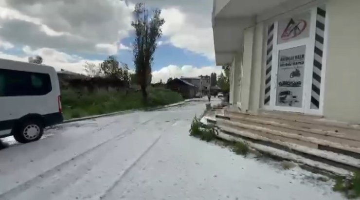 Kars’a dolu yağdı: Vatandaşlar kar temizler gibi kürek salladı