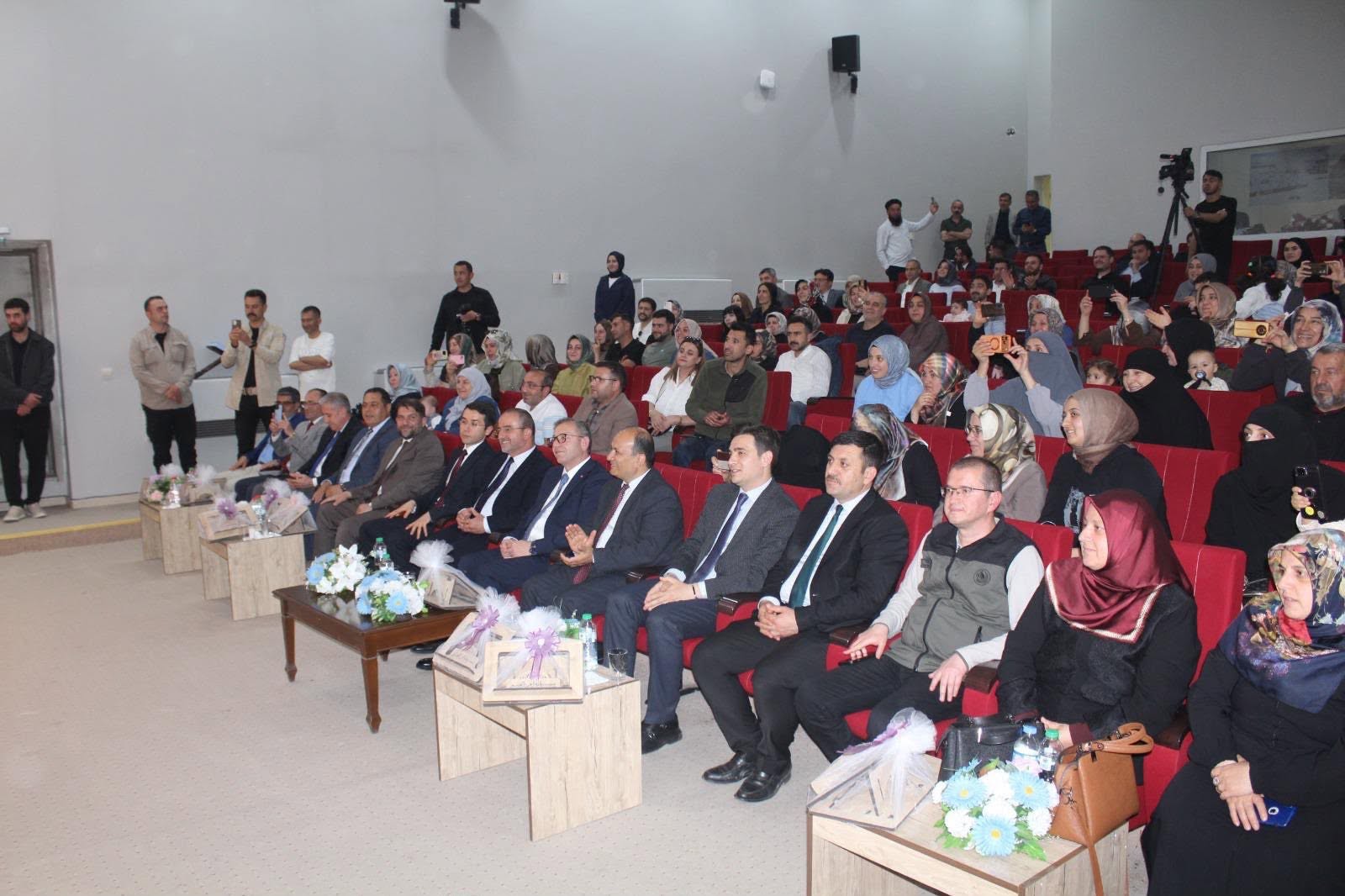 karsta-miniklerden-kuran-tilaveti-4-6-yas-grubu-yil-sonu-programinda-duygusal-anlar-1.jpg