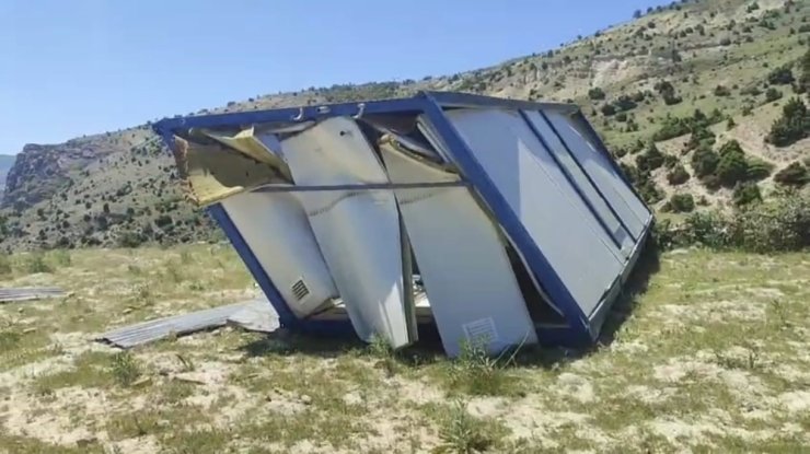 Şiddetli rüzgar konteyneri 100 metre sürükledi
